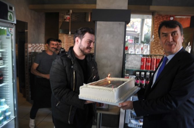 Mustafa Dündar’a esnaftan doğum günü sürprizi