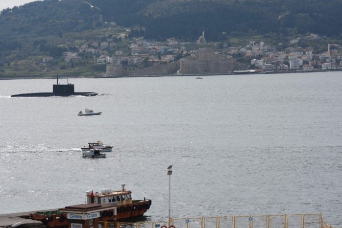 Rus denizaltısı Çanakkale Boğazı’ndan geçti