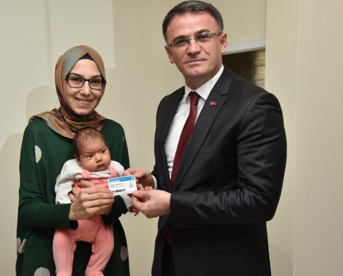 Vali Balcı, bebeklere altın yerine kütüphane üyelik kartı hediye etti