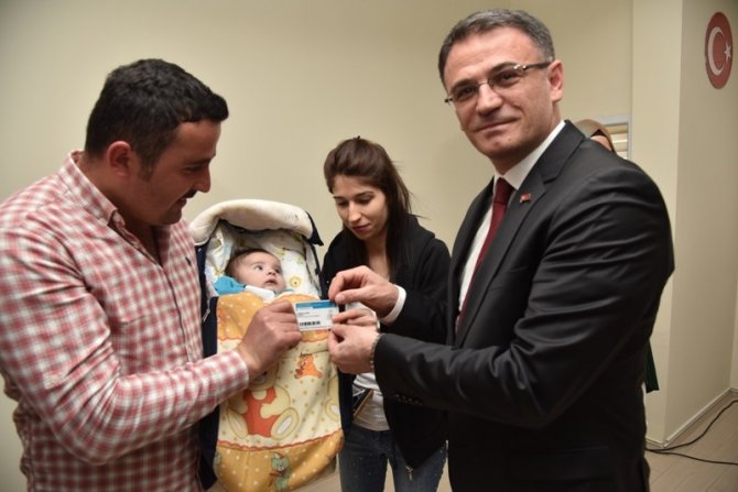 Vali Balcı, bebeklere altın yerine kütüphane üyelik kartı hediye etti