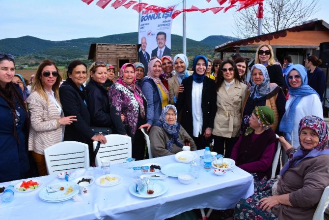 Ayşen Zeybekci, Torbalı’da kadınlarla bir araya geldi