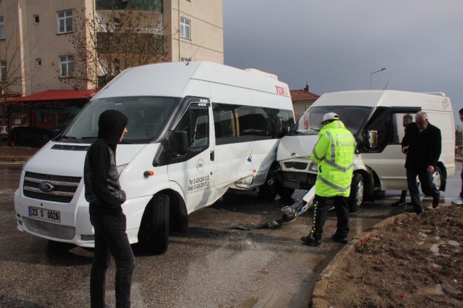Elazığ’da öğrenci servisi ile minibüs çarpıştı: 4 yaralı