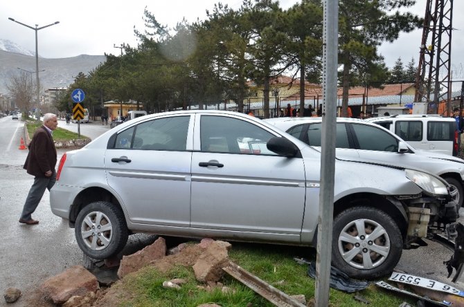 Elbistan’daki kazada araçta sıkışan sürücü yaralandı