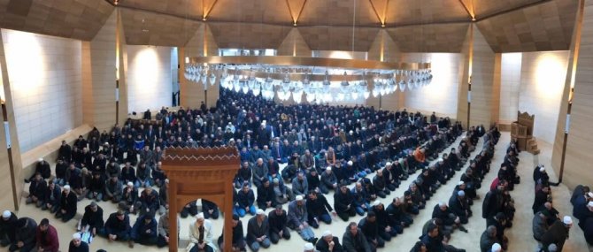 Karaman’ın en büyük camisi ibadete açıldı