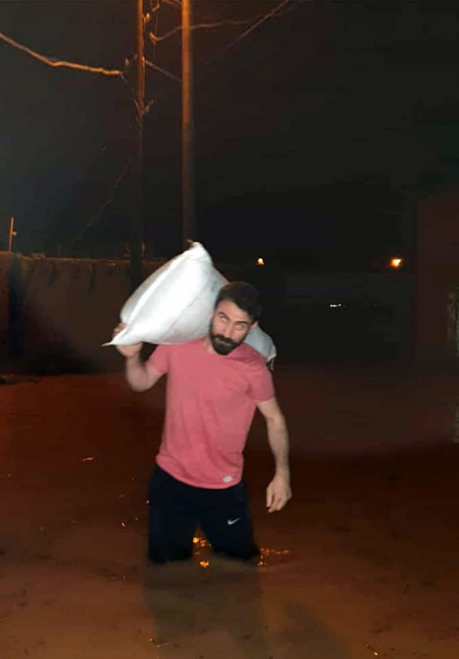 Kızıltepe’de ev iş yerlerini su bastı