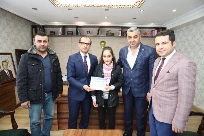 MHP’li Özbek’ten başaralı öğrencilere tablet