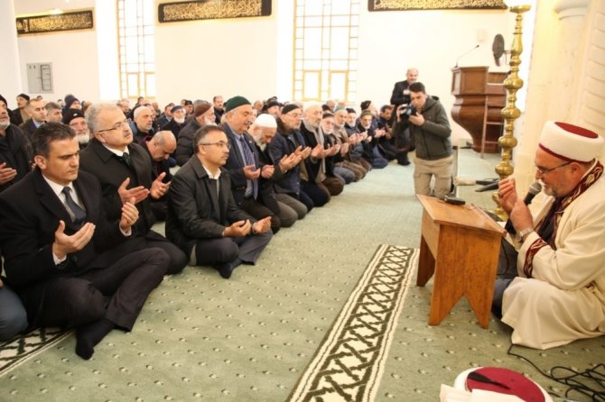 Rize’de taşınan eski Orta Cami yeni yerinde ibadete açıldı