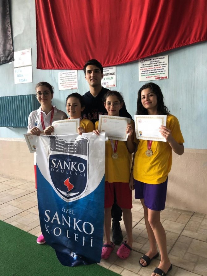 Sanko Okulları kız yüzme takımı il şampiyonu oldu