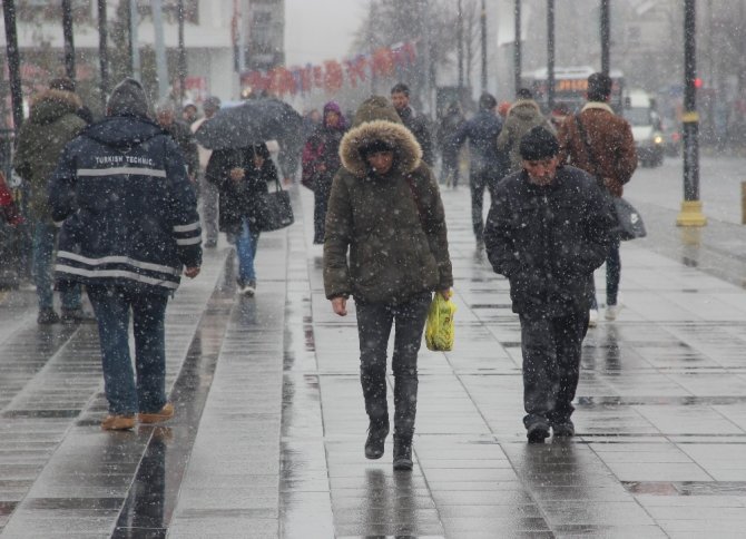 Baharı bekleyen Sivas’ta Mart ayında kar sürprizi