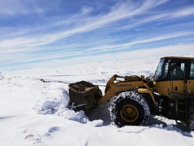 Başkale’de karla mücadele çalışmaları devam ediyor
