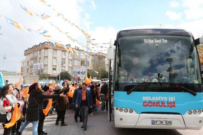 AK Parti Büyükçekmece Belediye Başkanı Mevlüt Uysal, seçim otobüsüyle halkı selamladı