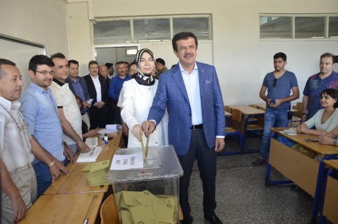 İzmir’de siyasilerin oy kullanacağı yerler belli oldu