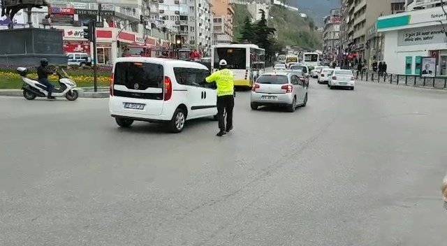 Trafik polisinden takdirlik görev