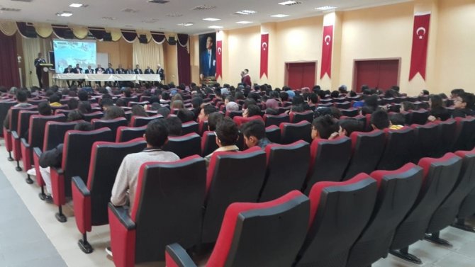 Jandarma ile muharip ve malul gaziler öğrencilere ’gazilik’ konferansı düzenledi