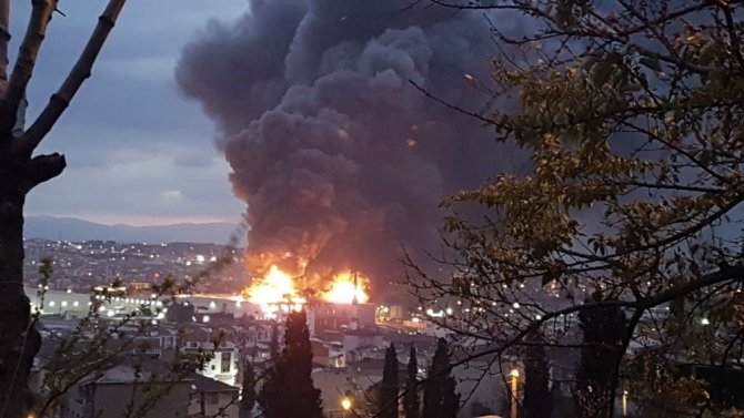 Gebze’de sünger fabrikasında yangın