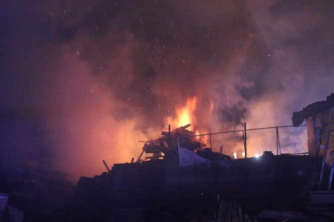 Palet fabrikasının depo alanında çıkan yangın 3 saatte söndürülebildi