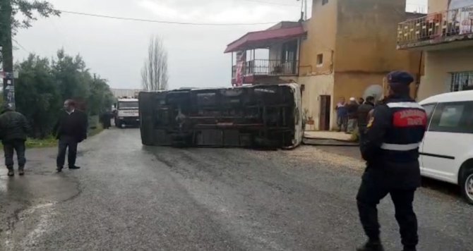 Mersin’de işçileri taşıyan minibüs kaza yaptı: 4 yaralı