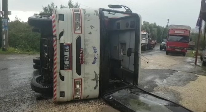 Mersin’de işçileri taşıyan minibüs kaza yaptı: 4 yaralı