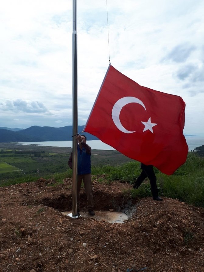 Sakin kent Akyaka’nın girişine dev Türk Bayrağı