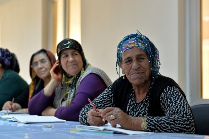 Muratpaşa’da kadınlar için okuma yazma kursu