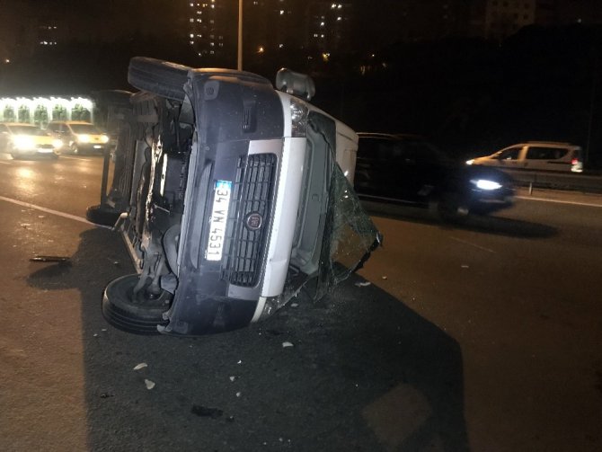 Sarıyer’de lastiği patlayan panelvan minibüs devrildi: 2 yaralı