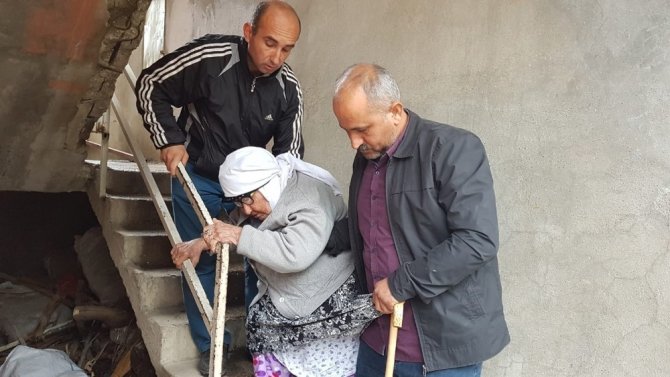 107 yaşındaki şehit annesi 80 yaşındaki oğluyla oy kullandı