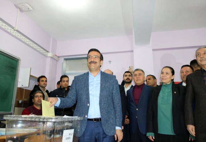 Ak Parti Diyarbakır Büyükşehir Belediye Başkan adayı Atilla oyunu kullandı