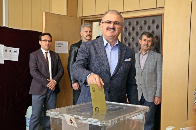 Vali Karaloğlu: "Antalya’da demokratik olgunluğa yakışır bir yarış olmuştur"