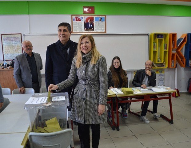 Bandırma’da adaylar oylarını kullandı