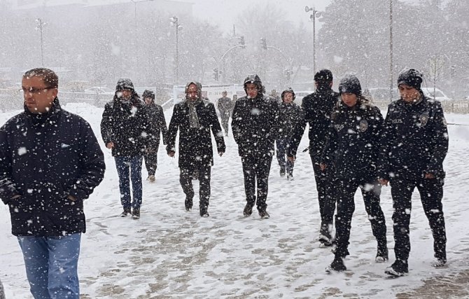 Doğu’da vatandaşlar sandığa kar yağışı altında gitti