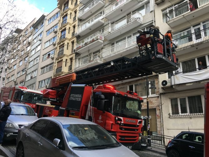 İstanbul’un ünlü semtinde yangın paniği