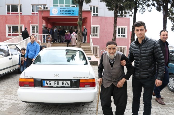 102 yaşındaki Mustafa dede sandığa gidip oy kullandı