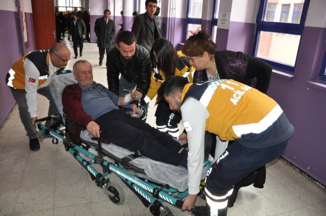 Kars’ta hasta yatağından kalktı, ambulansla oy kullanmaya gitti