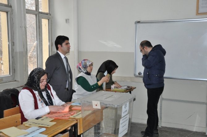 Kars’ta oy kullanma işlemleri başladı