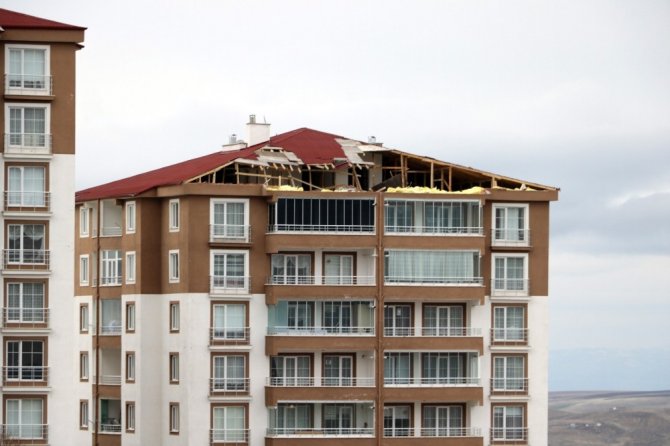 Yozgat’ta şiddetli rüzgar bir apartmanın çatısını uçurdu