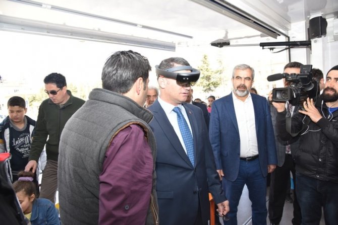Vali Balcı, sanal gerçeklik gözlüğü taktı