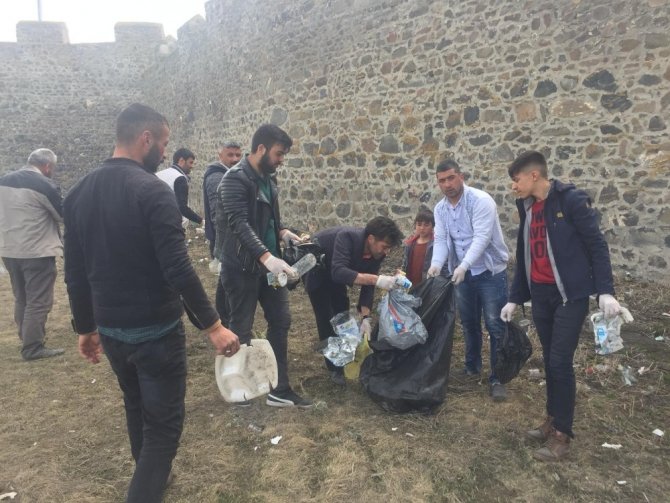Ardahan’da mahalle sakinleri çevre temizliği yaptı