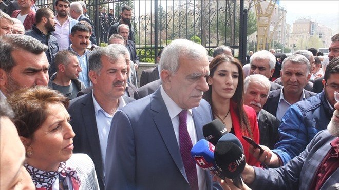Ahmet Türk’ten ilk icraat, belediyede izinler kaldırıldı