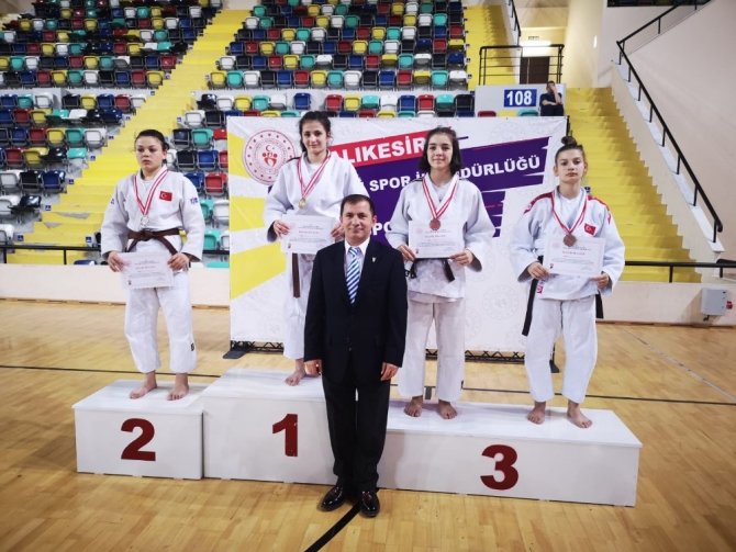 Yunusemreli judoculardan 2 altın 3 bronz madalya