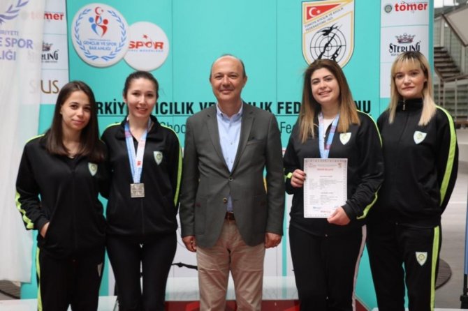 Manisa Büyükşehir’in atıcısından Mersin’de Türkiye rekoru