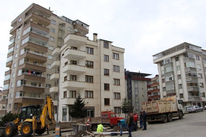 Trabzon’da iki bina zeminde oluşan kayma, istinat duvarında meydana gelen çatlaklar ve çökme tehlikesi nedeniyle boşaltılıyor