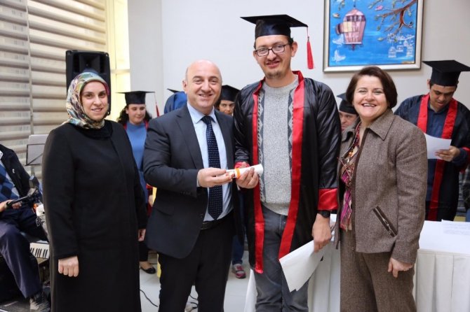Darıca’da engelli vatandaşlar diplomalarını aldı