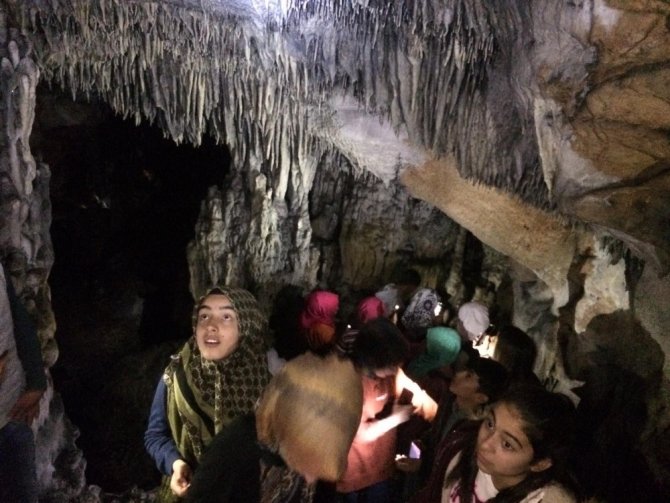İlk defa mağara gören öğrencilerin büyük şaşkınlığı