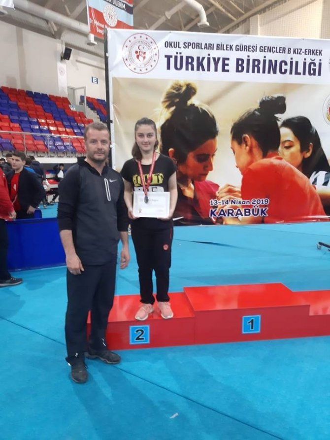 Rabia Yücel Bilek Güreşi’nde Türkiye İkincisi Oldu