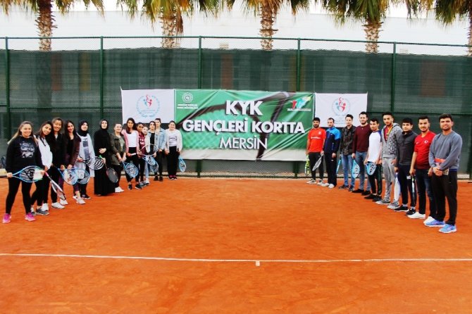 KYK öğrencileri tenis eğitimlerine başladı