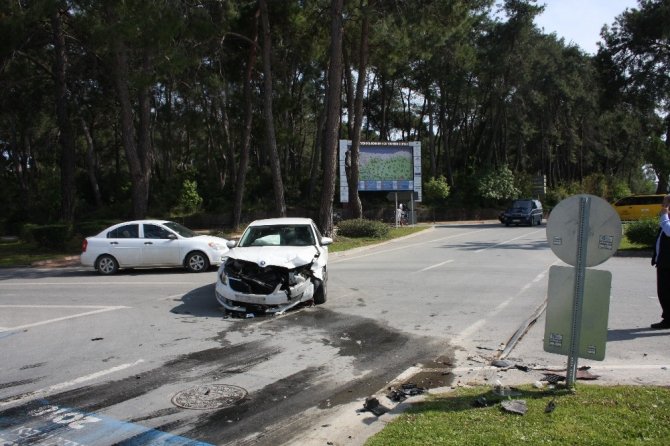 Antalya’da 2 ayrı kazada 3 kişi yaralandı