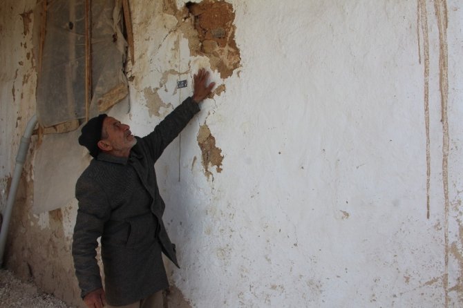 Argun’da yaşanan depremlerden dolayı vatandaş evlerine giremiyor