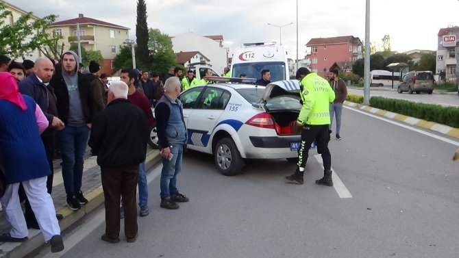 Polis aracı otomobille çarpıştı: 1 polis memuru yaralı