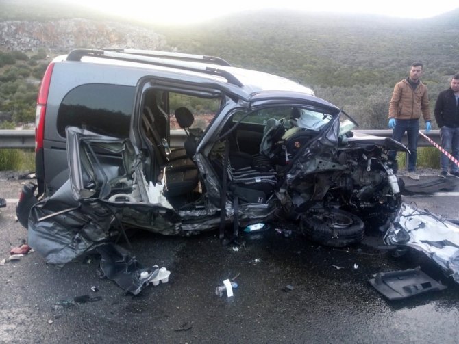 Hafif ticari araçla otomobil çarpıştı: 2 ölü, 3 yaralı