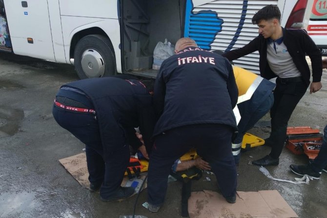 Tamir sırasında krikolar kaydı, 3 kişi otobüsün altında kaldı